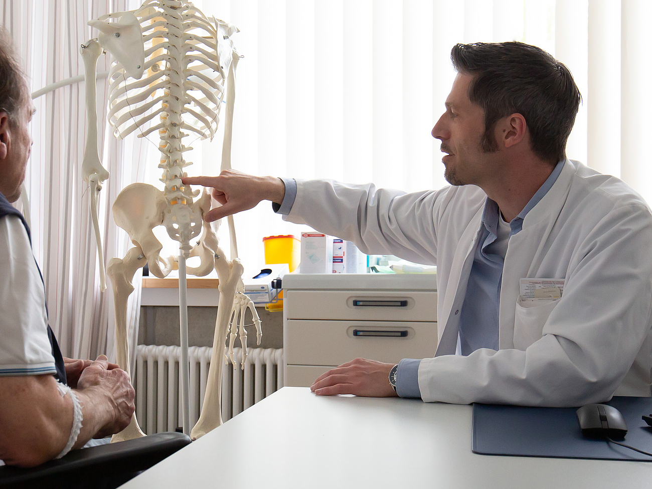 Gespräch vor Wirbelsäulen-OP 2019_Buchmann_Patient_Wirbelsaeule_01.jpg