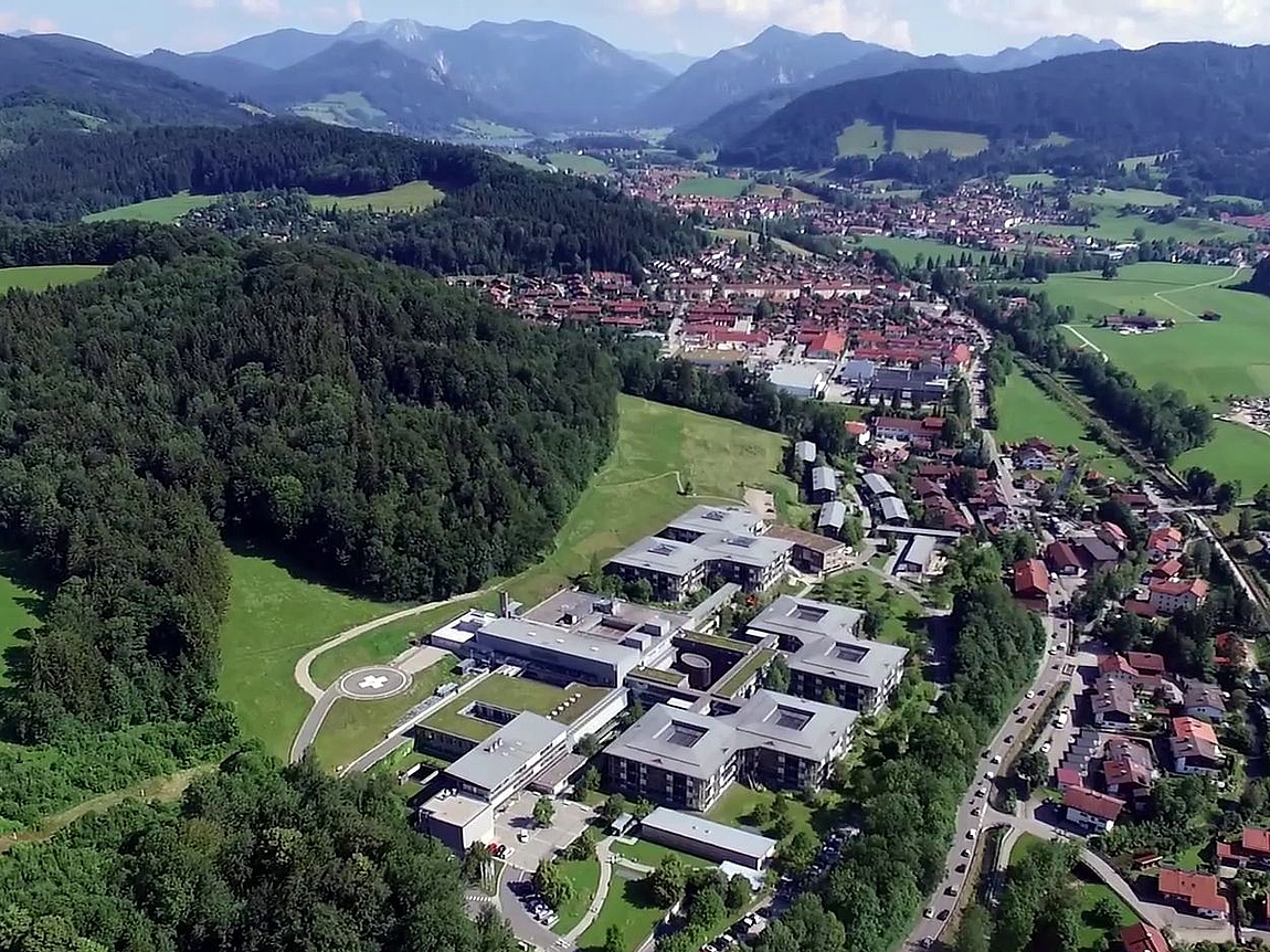 Eine Luftaufnahme des Krankenhaus Agatharied, welches von Bäumen umgeben ist.