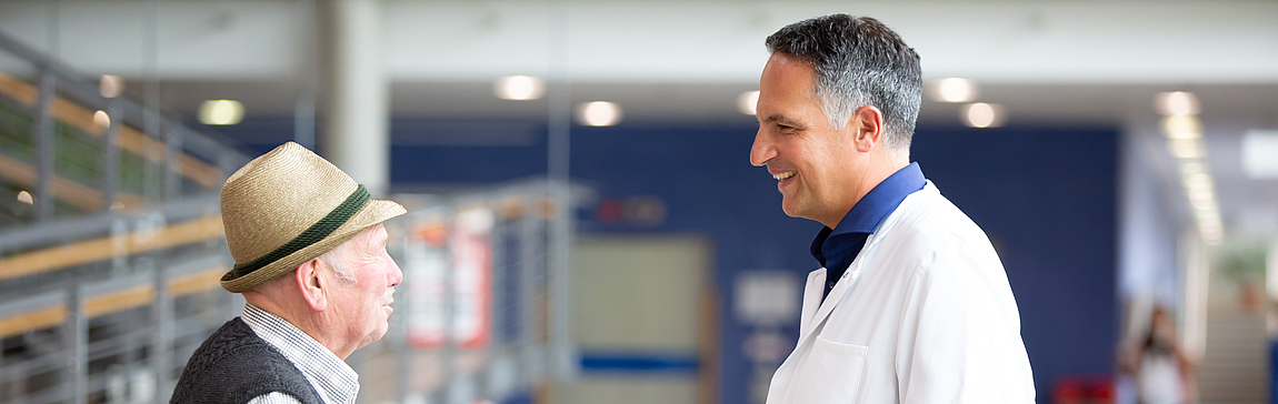 Dr. Rudolf Nadjar im Gespräch mit Patient