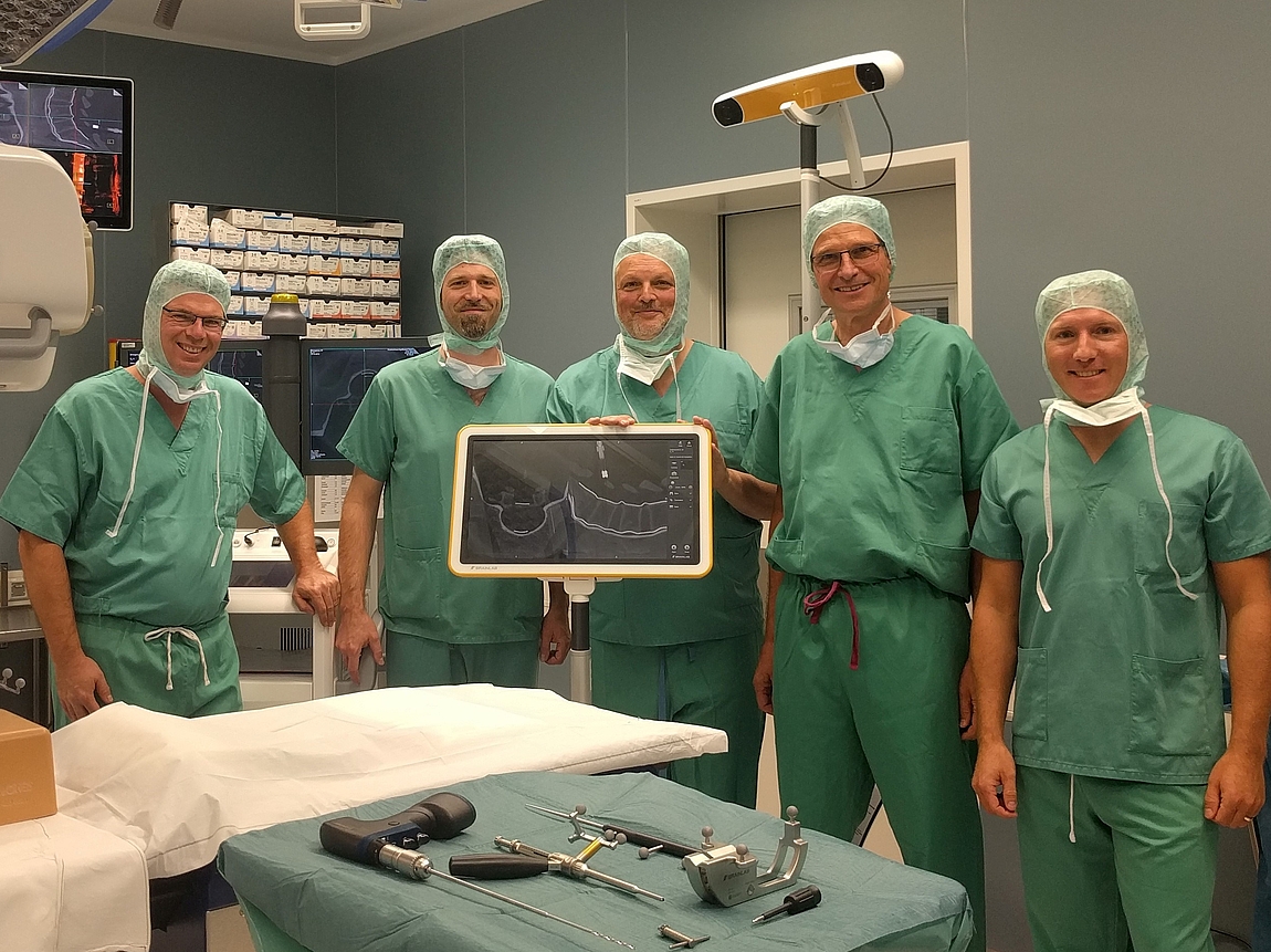 Ein Gruppenfoto von Ärzten im OP-Saal.