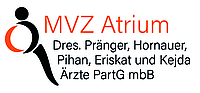 Logo des MVZ Atrium. Es zeigt eine stilisierte, orangefarbene und schwarze Figur, die wie ein Mensch aussieht und einen Kreis bildet. Daneben steht in roter Schrift "MVZ Atrium" und darunter in schwarzer Schrift "Dres. Pränger, Hornauer, Pihan, Eriskat und Kejda Ärzte PartG mbB".